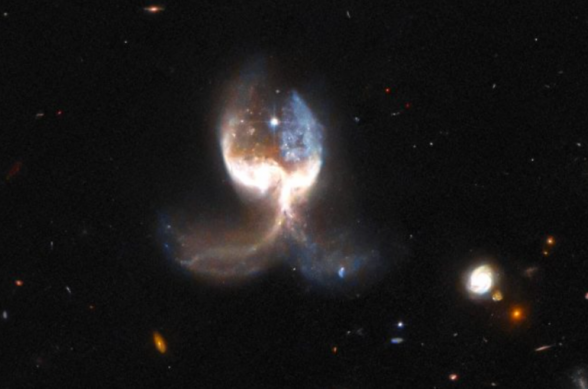Հրեշտակի թև. Hubble աստղադիտակը ֆիսքել է գալակտիկաների անսովոր միաձուլումը